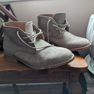 Men's beige chukka boots, size 9.